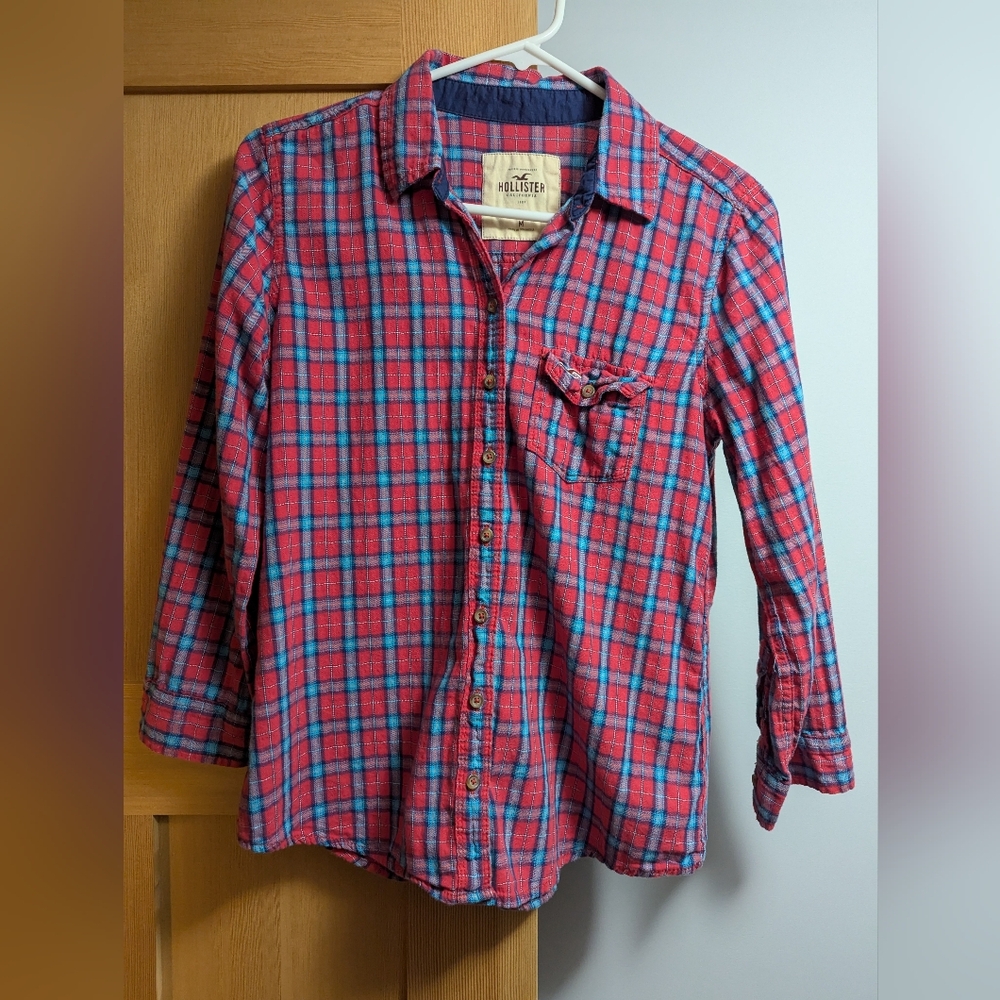 Hollister women's button down plaid shirt (size medium)
